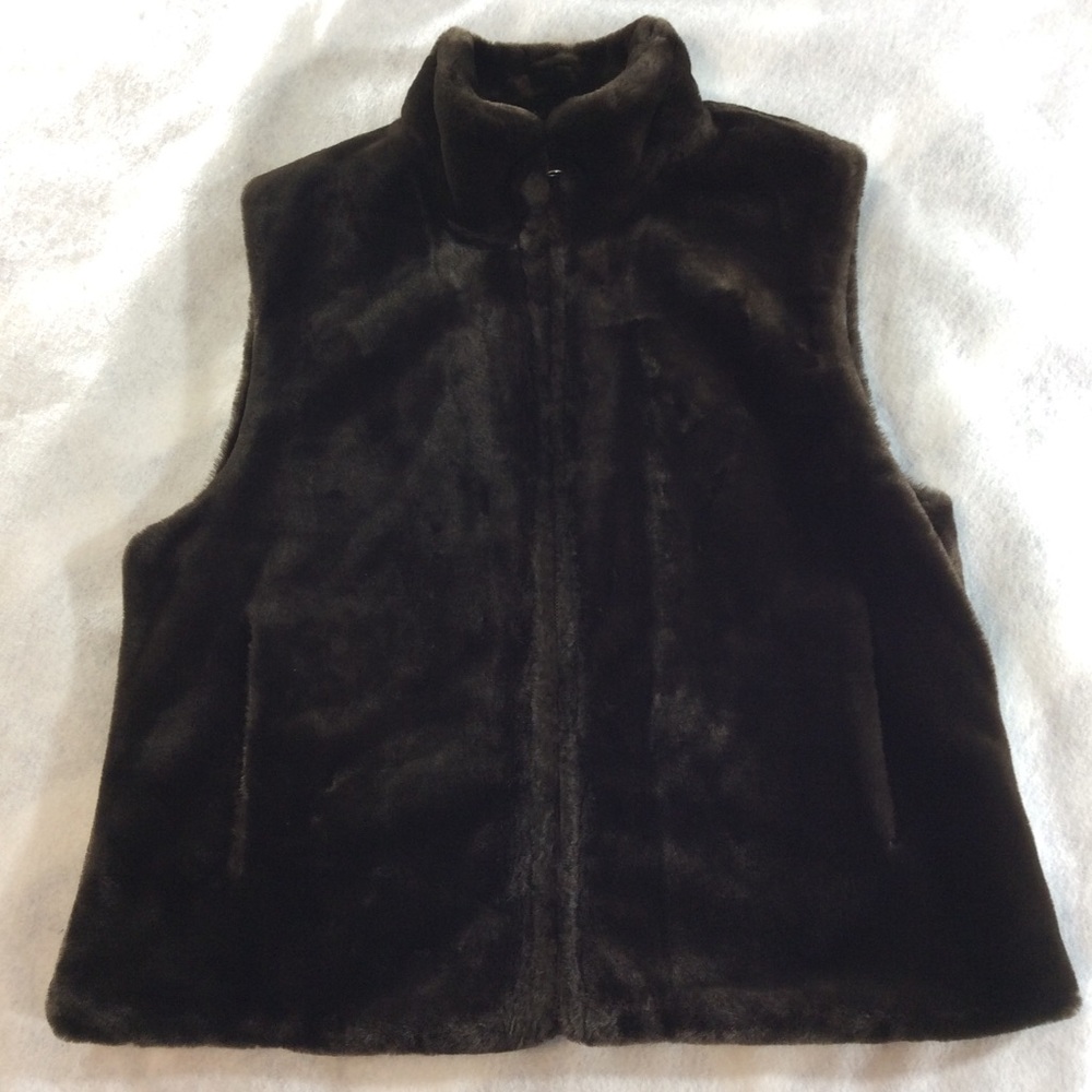 Reversible-faux fur \polyester vest size L gently used #918